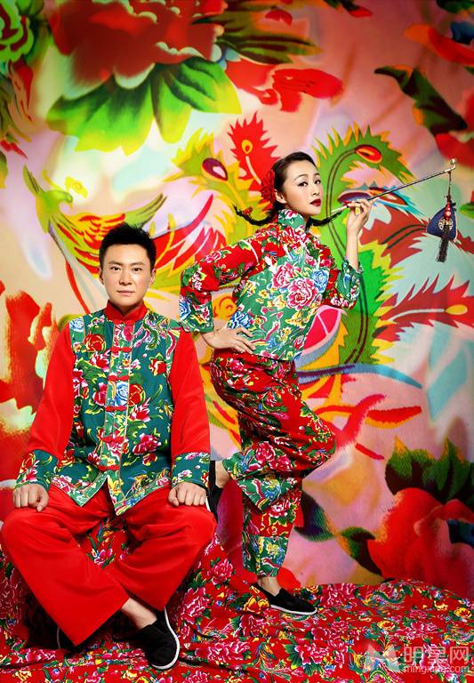 王斑曹颖夫妇演绎东北二人转喜庆写真