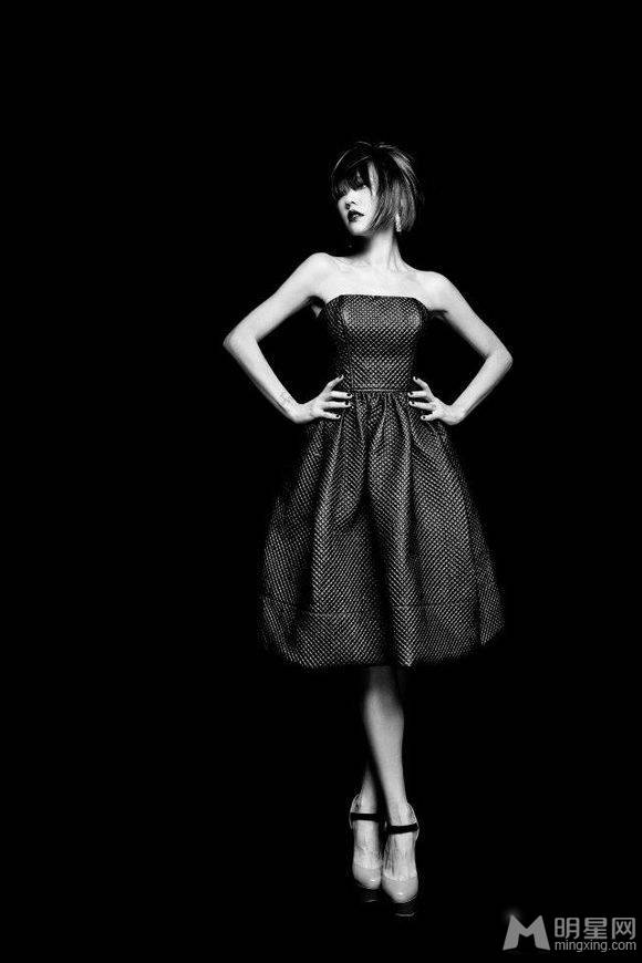 台湾女艺人小S气质冷艳黑白写真