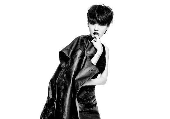 台湾女艺人小S气质冷艳黑白写真