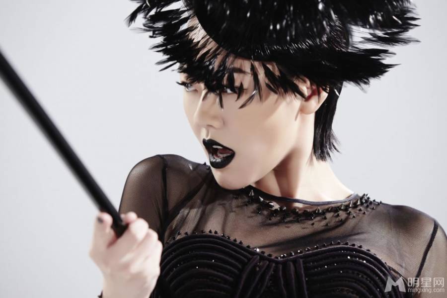 小S神秘时尚黑色诱惑彰显女王风范