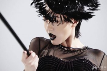 小S神秘时尚黑色诱惑彰显女王风范