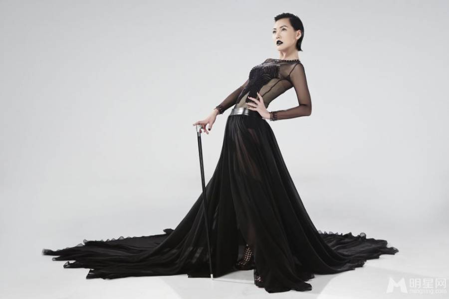 小S神秘时尚黑色诱惑彰显女王风范