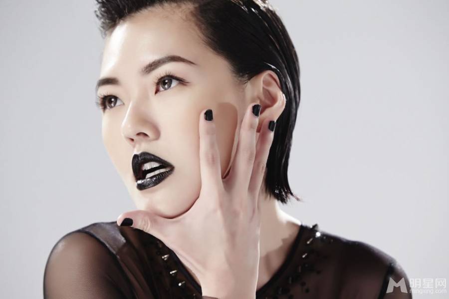 小S神秘时尚黑色诱惑彰显女王风范