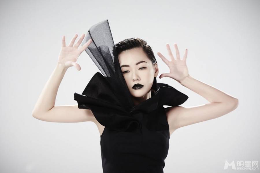 小S神秘时尚黑色诱惑彰显女王风范