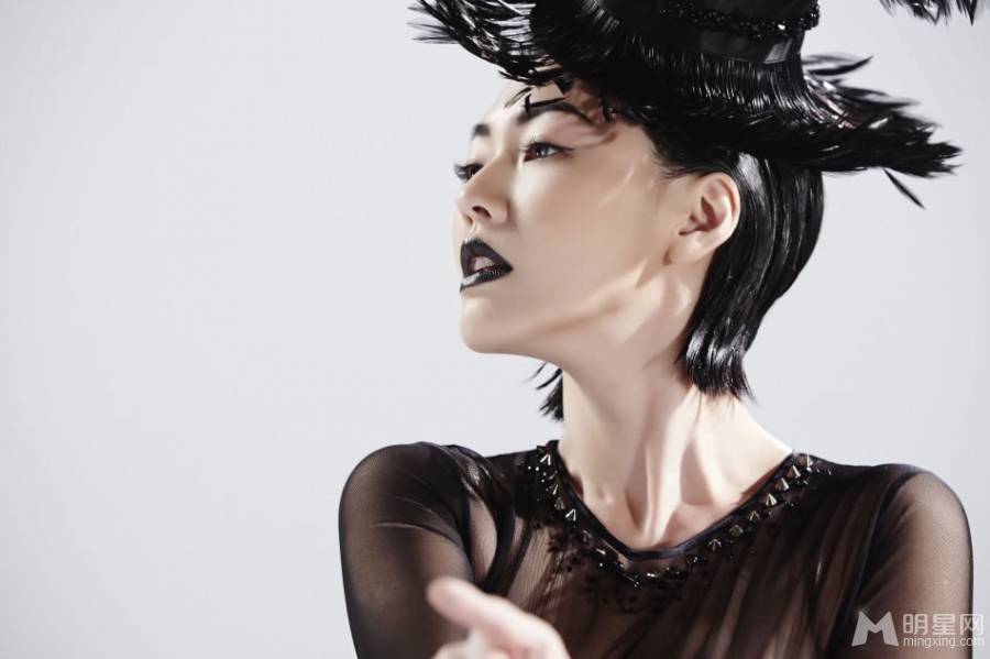 小S神秘时尚黑色诱惑彰显女王风范