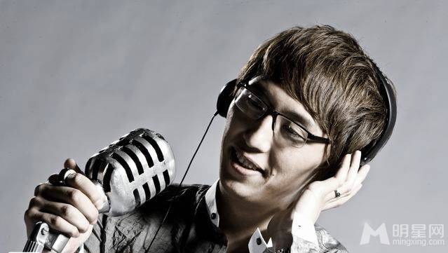 中国主持人华少展现活力四射写真