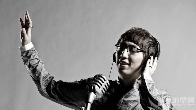 中国主持人华少展现活力四射写真