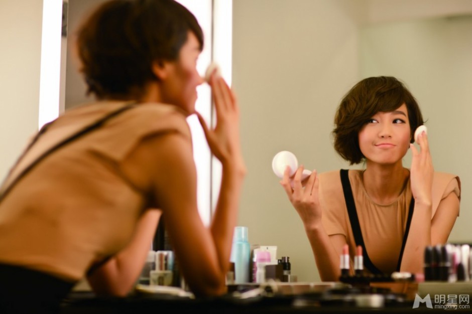 美女主持人朱丹梳妆打扮尽显女人味