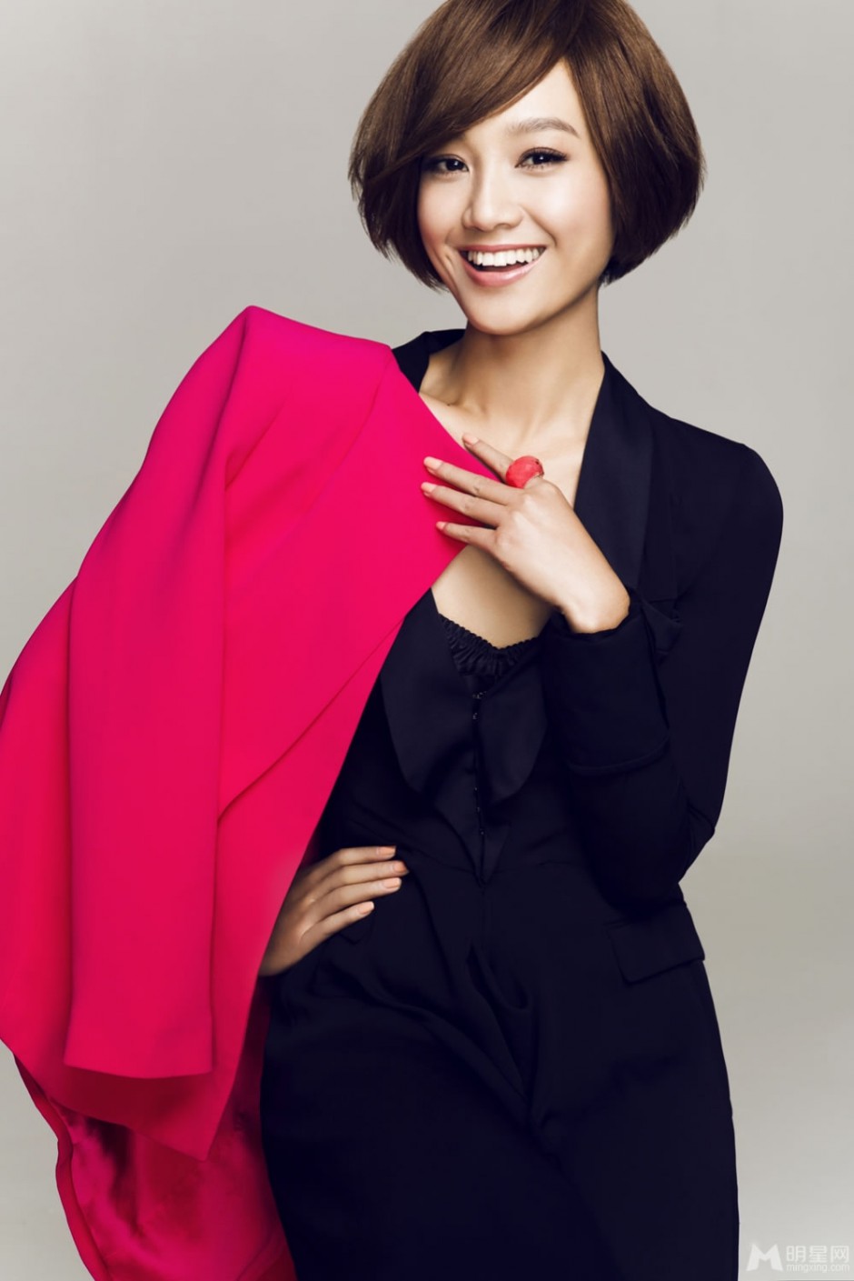朱丹自信笑容尽显成熟办公女郎魅力