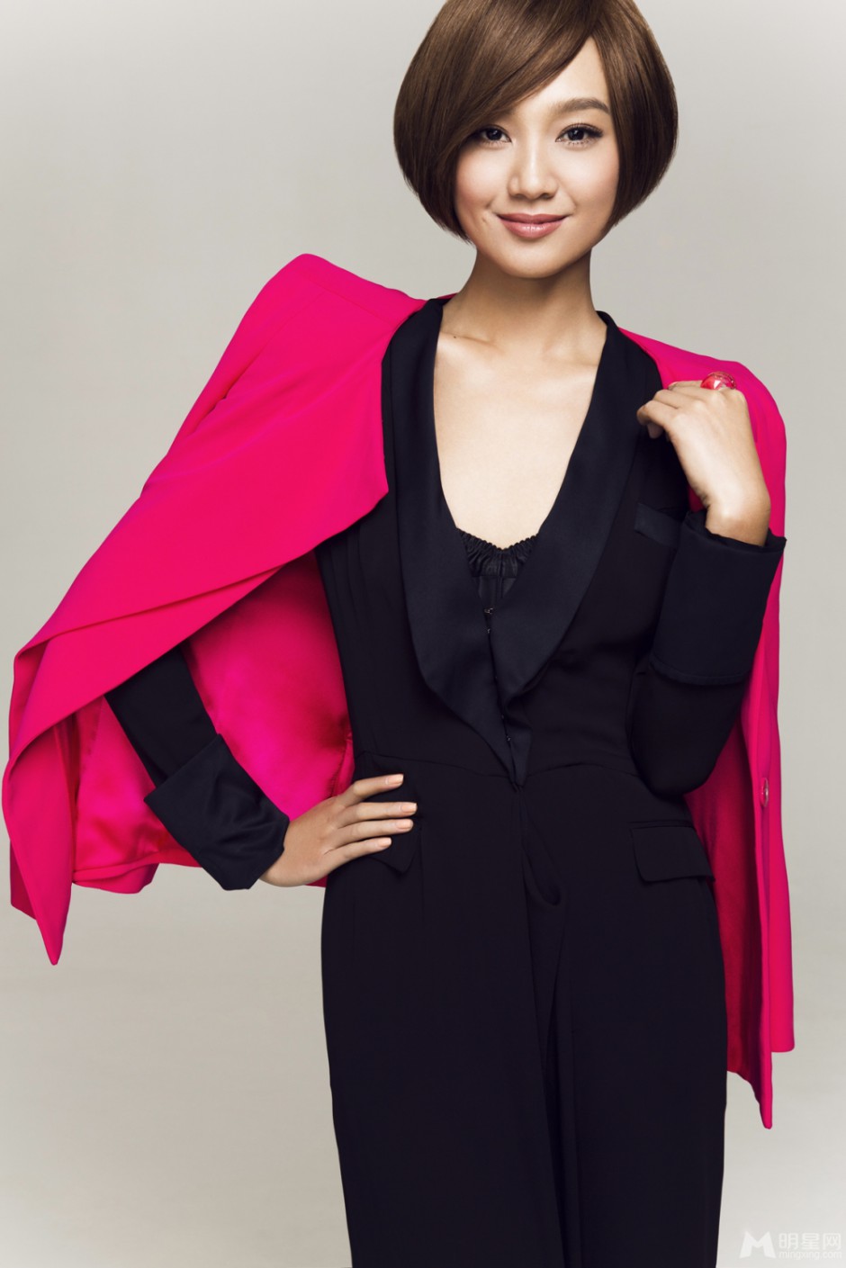 朱丹自信笑容尽显成熟办公女郎魅力