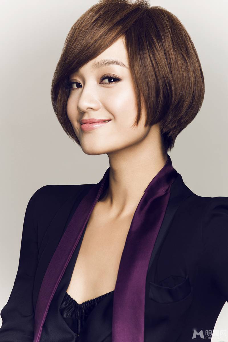 朱丹自信笑容尽显成熟办公女郎魅力