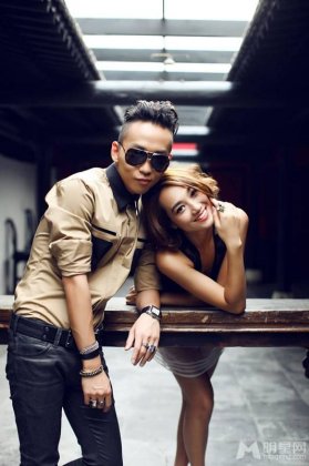 电视节目主持人朱丹散发妩媚迷人魅力