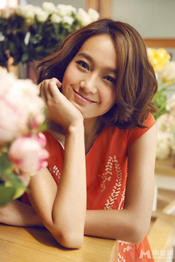 女主持人朱丹笑容甜美温暖人心