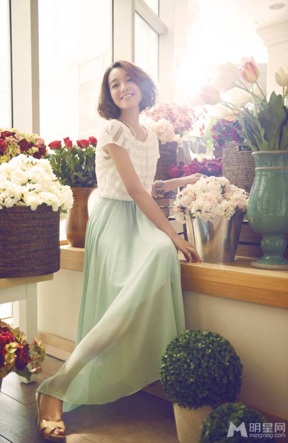 女主持人朱丹笑容甜美温暖人心