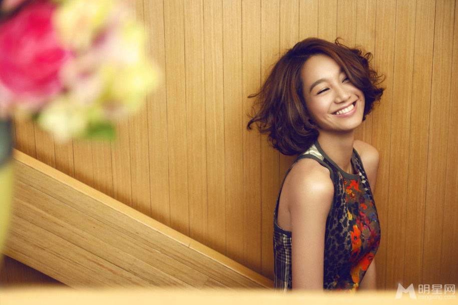 女主持人朱丹笑容甜美温暖人心