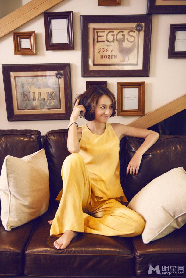 女主持人朱丹笑容甜美温暖人心