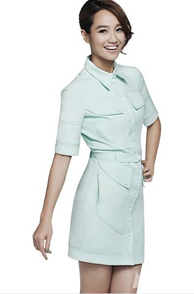 朱丹修身制服尽显成熟干练写真