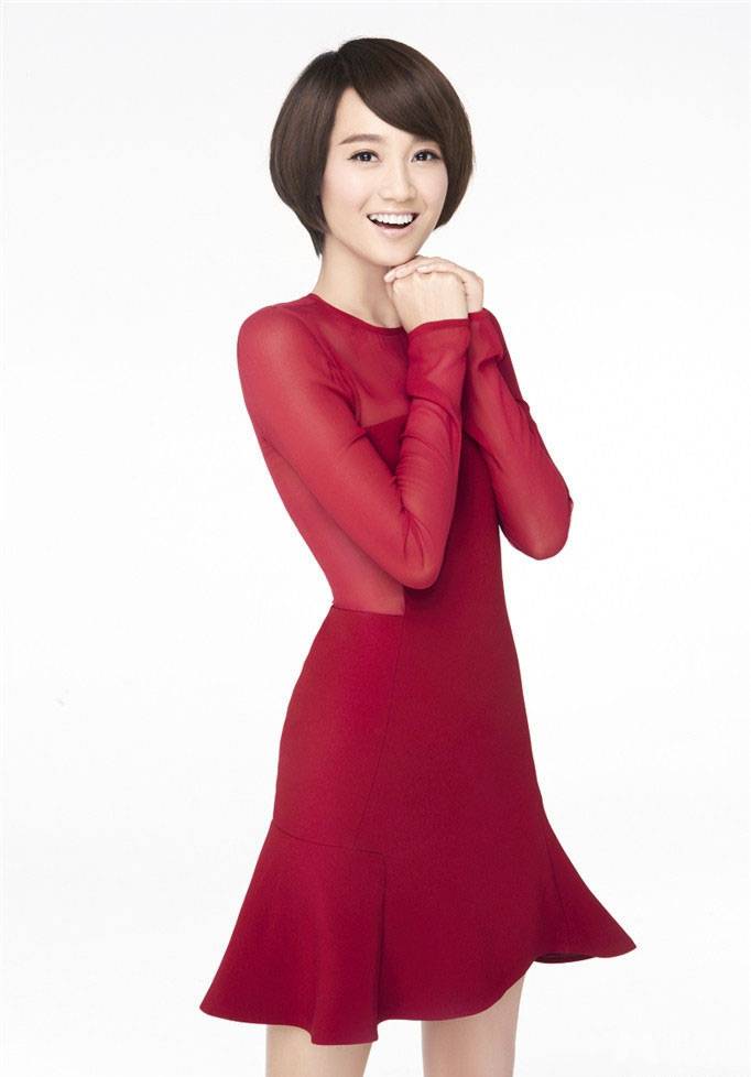 美女主持人朱丹红裙喜气洋洋贺岁写真
