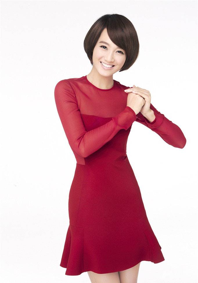 美女主持人朱丹红裙喜气洋洋贺岁写真