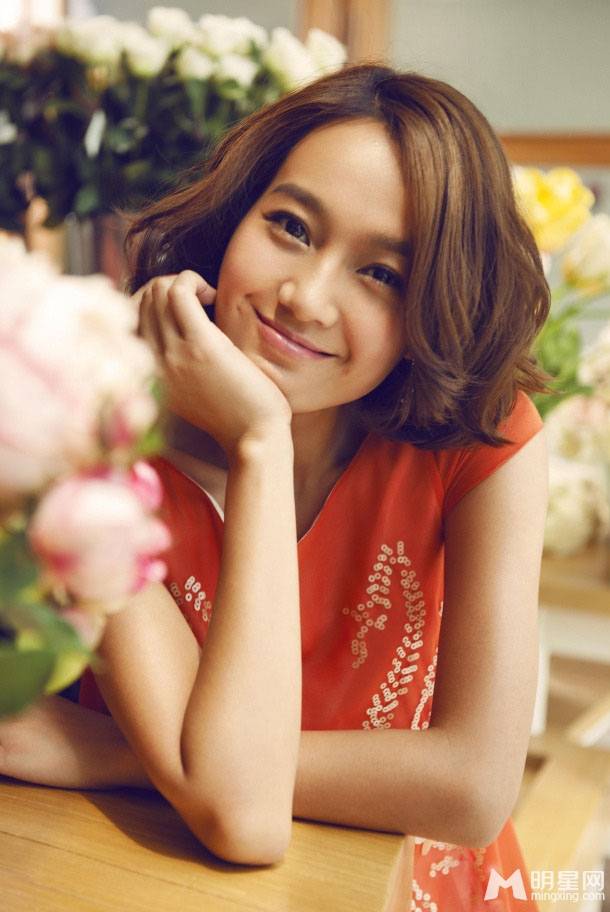 美女主持人朱丹红裙喜气洋洋贺岁写真