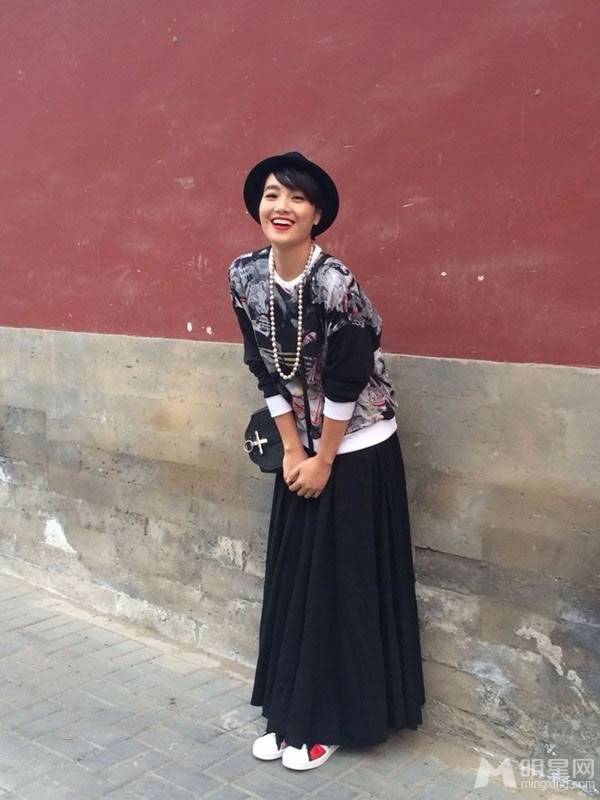 朱丹黑裙飘逸休闲街拍照