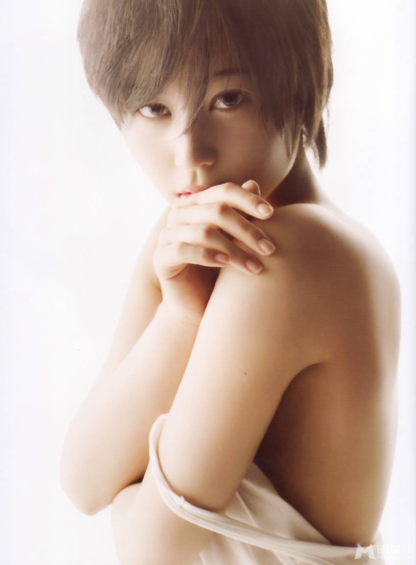 日本女艺人堀北真希挑战大尺度半裸诱惑照