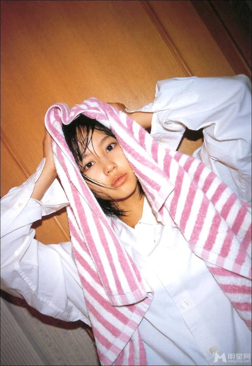 堀北真希白色衬衫大秀性感美腿写真