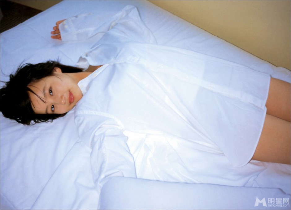 堀北真希白色衬衫大秀性感美腿写真