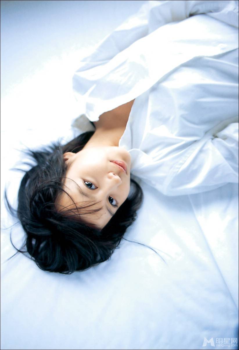 堀北真希白色衬衫大秀性感美腿写真