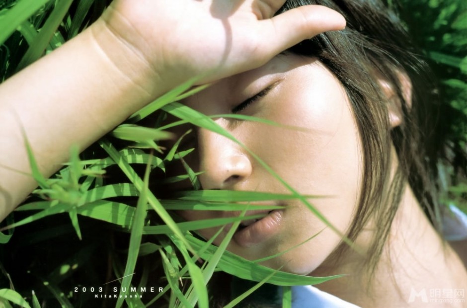 日本女星堀北真希小清新户外写真