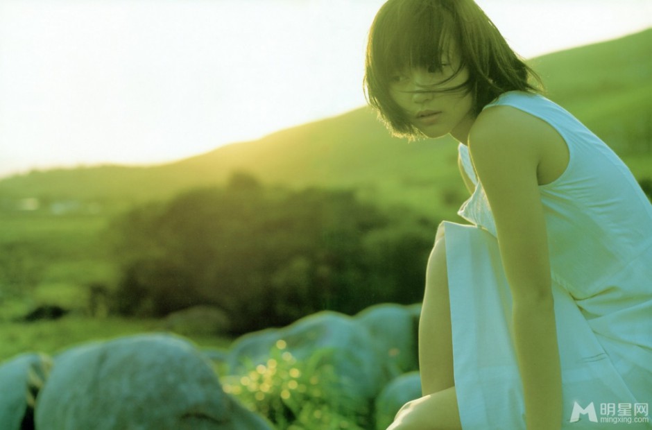 日本女星堀北真希小清新户外写真