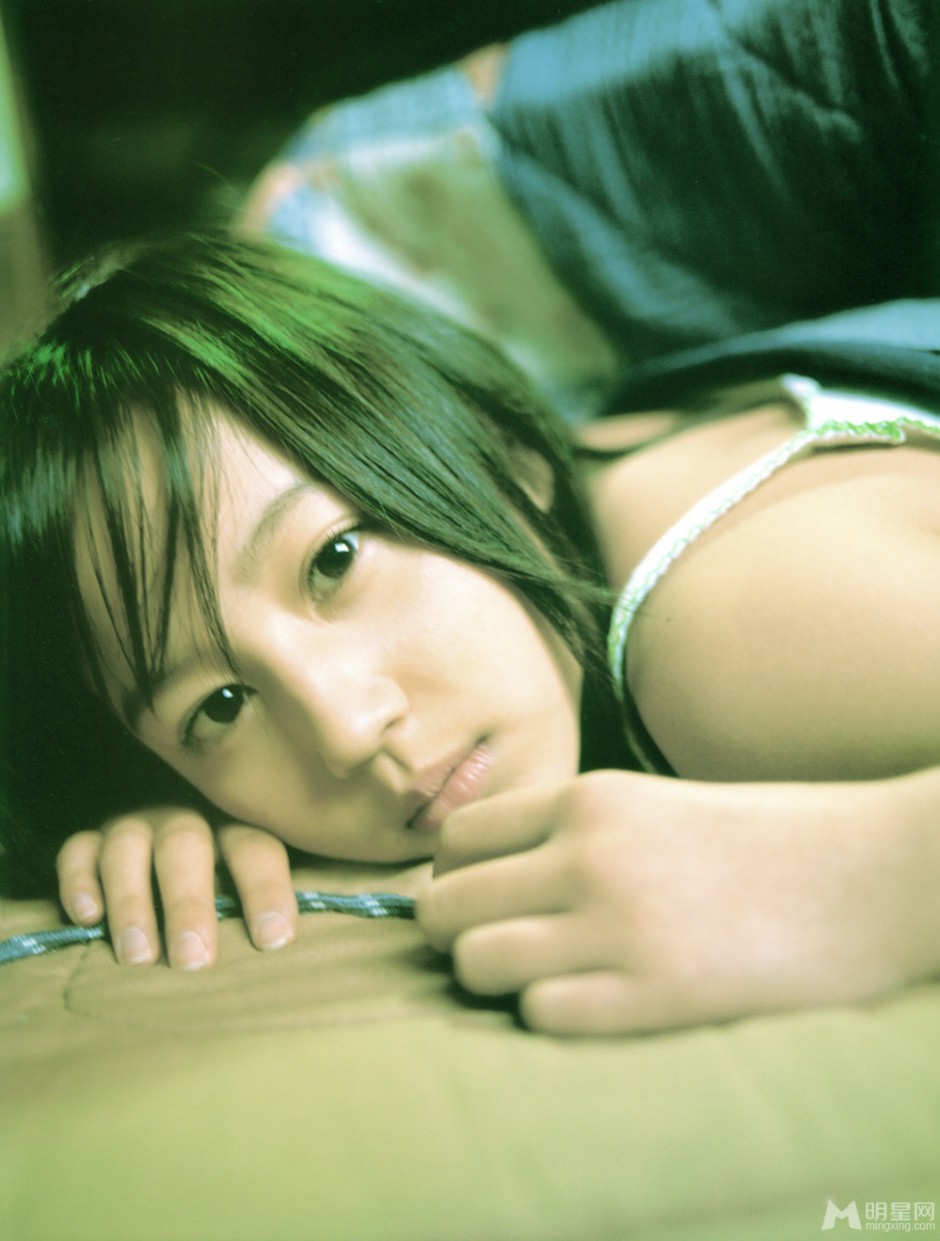 日本女星堀北真希小清新户外写真