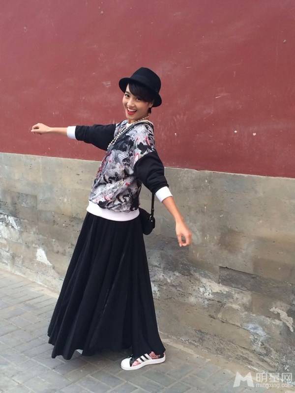 朱丹黑裙飘逸休闲街拍照