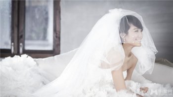 女主持人朱丹唯美幸福婚纱写真
