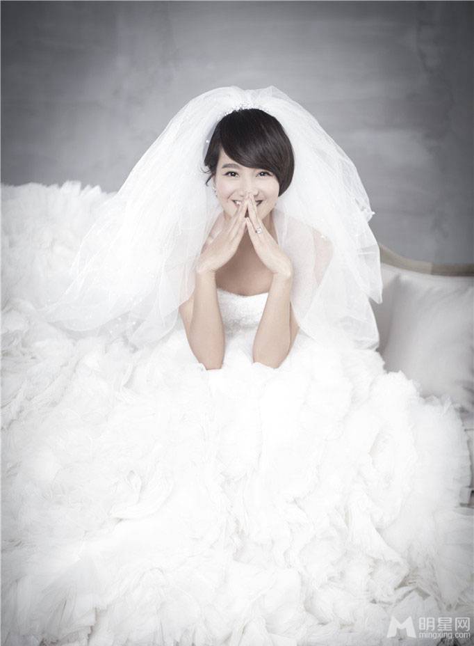 女主持人朱丹唯美幸福婚纱写真