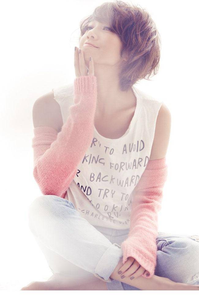 朱丹微露香肩绽放迷人笑容靓照