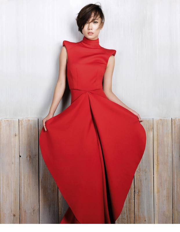 朱丹微露香肩绽放迷人笑容靓照