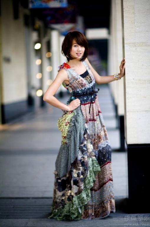 朱丹美丽长裙回眸浅笑暖人心扉