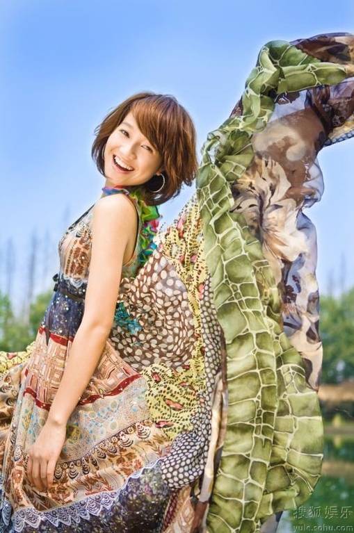 朱丹美丽长裙回眸浅笑暖人心扉