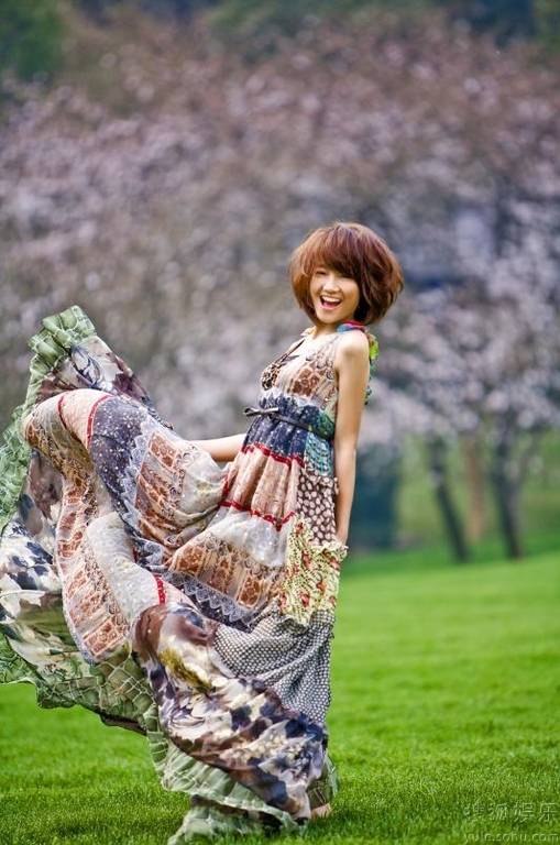 朱丹美丽长裙回眸浅笑暖人心扉