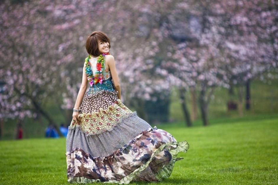 朱丹美丽长裙回眸浅笑暖人心扉