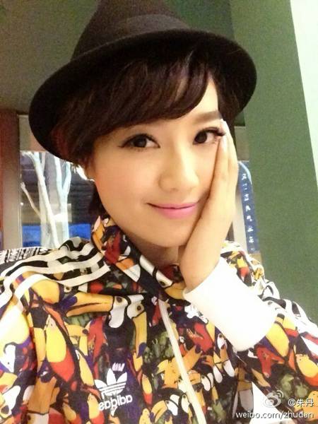 美女主持人朱丹微博自拍照