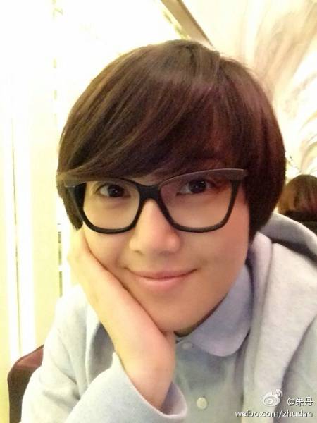 美女主持人朱丹微博自拍照