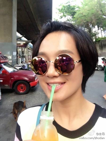 美女主持人朱丹微博自拍照