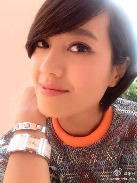 美女主持人朱丹微博自拍照