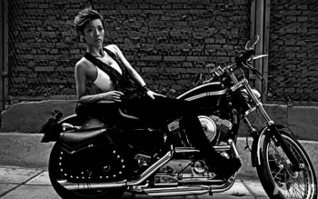 张欣奕骑重机车霸气冷酷黑白写真