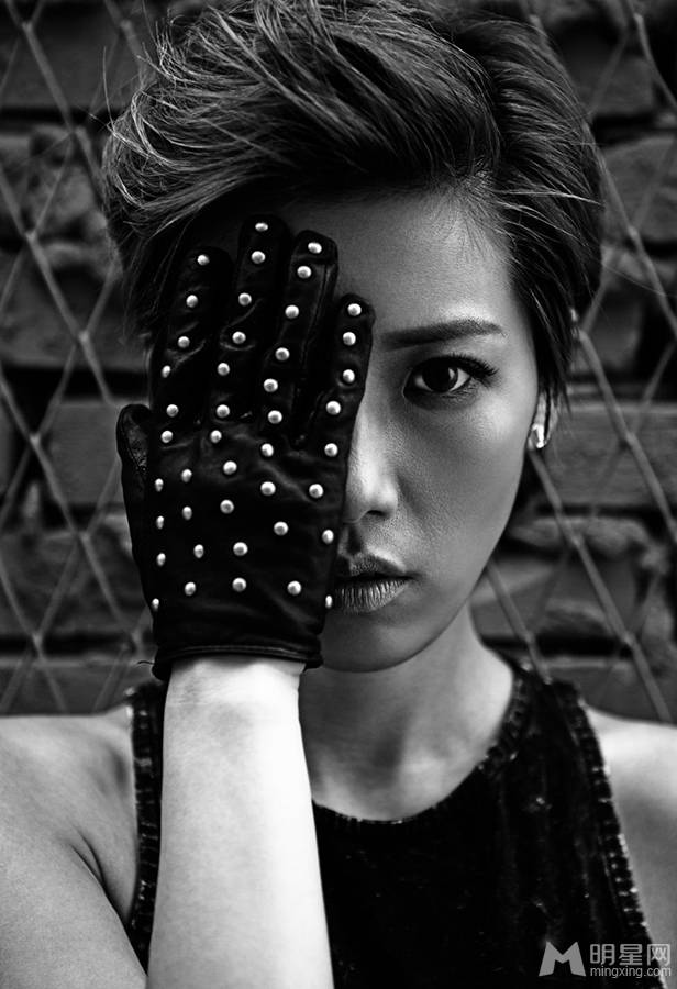 张欣奕骑重机车霸气冷酷黑白写真