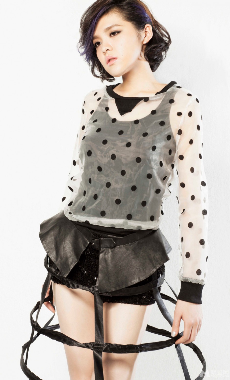 女歌手刘思涵展现独特魅力写真