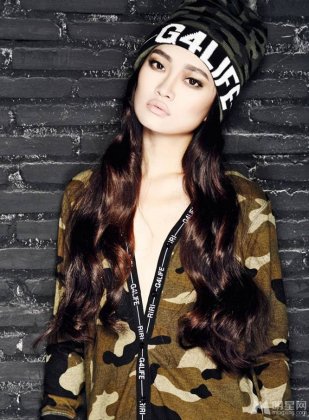 崔天琪迷彩装扮酷劲十足写真