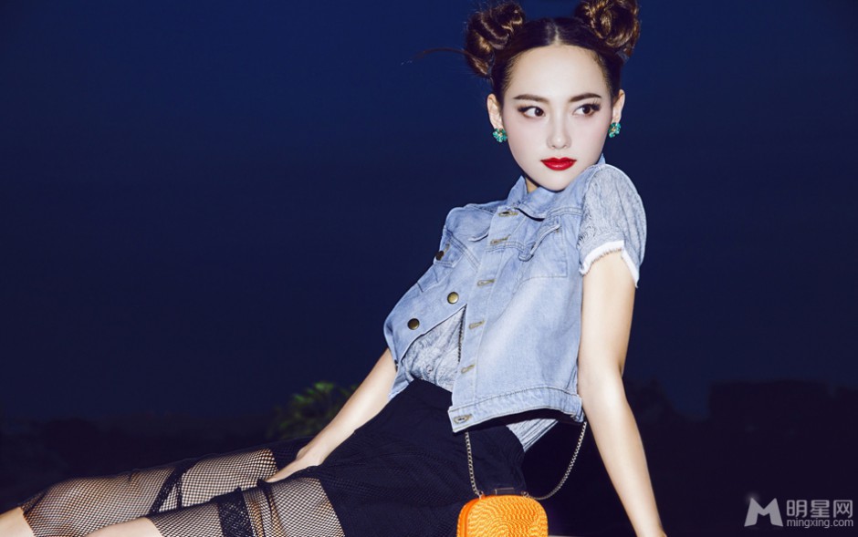 内地女星张嘉倪俏皮夏日风情秀